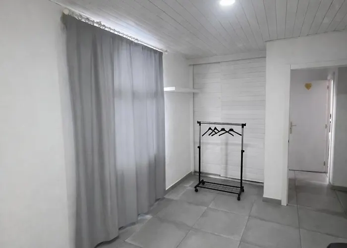 Con Jardin Y Pequena Piscina Privada Refrescarse 3*